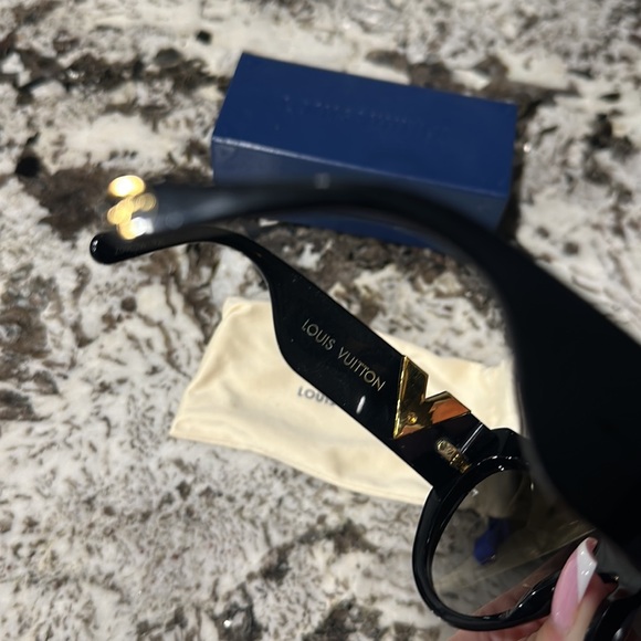 Almost like new LV glasses - Picture 6 of 6